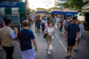 Bangkok, Tayland, 12 Aralık 2024 İnsanlar Bangkok 'taki Chatuchak hafta sonu pazarını ziyaret ediyor. Canlı sokak hayatı, zengin kültür mirası, hareketli pazarları ve nefis mutfağıyla ünlüdür..