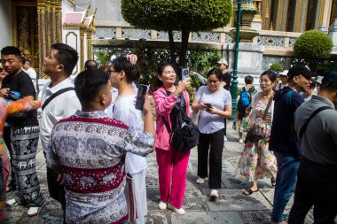 Bangkok, Tayland, 12 Aralık 2024. Bangkok 'un merkezindeki Grand Palace' ı ziyaret eden turistler. Saray 1782 'den beri Siyam Kralları' nın resmi ikametgahıdır..