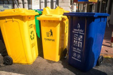 Bangkok, Tayland, 12 Aralık 2024 Bangkok sokaklarında çöp. Seçici tasnif çok iyi çalışıyor ve şehrin temizliğine katkıda bulunuyor..