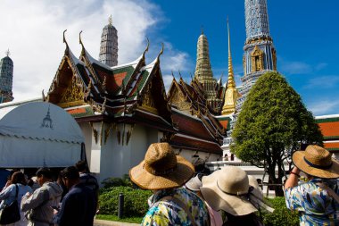 Bangkok, Tayland, 12 Aralık 2024. Bangkok 'un merkezindeki Grand Palace' ı ziyaret eden turistler. Saray 1782 'den beri Siyam Kralları' nın resmi ikametgahıdır..