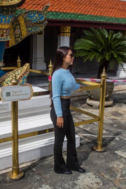 Bangkok, Tayland, 12 Aralık 2024. Bangkok 'un merkezindeki Grand Palace' ı ziyaret eden turistler. Saray 1782 'den beri Siyam Kralları' nın resmi ikametgahıdır..