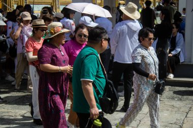 Bangkok, Tayland, 12 Aralık 2024. Bangkok 'un merkezindeki Grand Palace' ı ziyaret eden turistler. Saray 1782 'den beri Siyam Kralları' nın resmi ikametgahıdır..