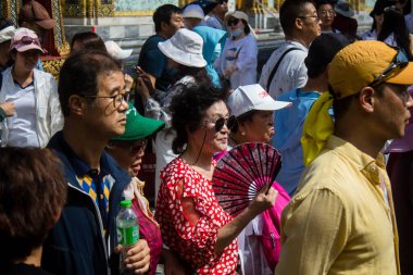 Bangkok, Tayland, 12 Aralık 2024. Bangkok 'un merkezindeki Grand Palace' ı ziyaret eden turistler. Saray 1782 'den beri Siyam Kralları' nın resmi ikametgahıdır..