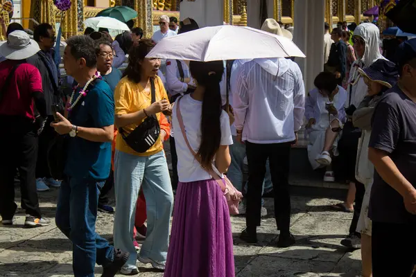 Bangkok, Tayland, 12 Aralık 2024. Bangkok 'un merkezindeki Grand Palace' ı ziyaret eden turistler. Saray 1782 'den beri Siyam Kralları' nın resmi ikametgahıdır..