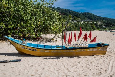 Koh Lanta, Tayland, 25 Aralık 2024 Tayland 'ın güney kıyısında geleneksel balıkçı teknesi. Balıkçılar yükselen gelgitin tekneleri alıp bütün gün işe gitmesini bekliyorlar..