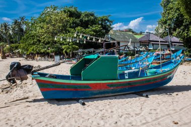 Koh Lanta, Tayland, 25 Aralık 2024 Tayland 'ın güney kıyısında geleneksel balıkçı teknesi. Balıkçılar yükselen gelgitin tekneleri alıp bütün gün işe gitmesini bekliyorlar..