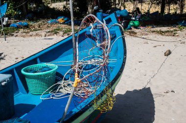 Koh Lanta, Tayland, 25 Aralık 2024 Tayland 'ın güney kıyısında geleneksel balıkçı teknesi. Balıkçılar yükselen gelgitin tekneleri alıp bütün gün işe gitmesini bekliyorlar..