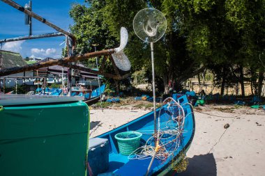 Koh Lanta, Tayland, 25 Aralık 2024 Tayland 'ın güney kıyısında geleneksel balıkçı teknesi. Balıkçılar yükselen gelgitin tekneleri alıp bütün gün işe gitmesini bekliyorlar..