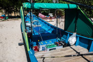 Koh Lanta, Tayland, 25 Aralık 2024 Tayland 'ın güney kıyısında geleneksel balıkçı teknesi. Balıkçılar yükselen gelgitin tekneleri alıp bütün gün işe gitmesini bekliyorlar..