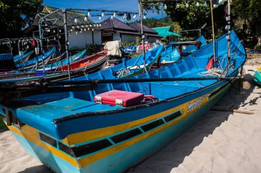 Koh Lanta, Tayland, 25 Aralık 2024 Tayland 'ın güney kıyısında geleneksel balıkçı teknesi. Balıkçılar yükselen gelgitin tekneleri alıp bütün gün işe gitmesini bekliyorlar..