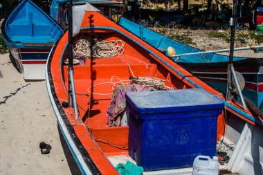 Koh Lanta, Tayland, 25 Aralık 2024 Tayland 'ın güney kıyısında geleneksel balıkçı teknesi. Balıkçılar yükselen gelgitin tekneleri alıp bütün gün işe gitmesini bekliyorlar..