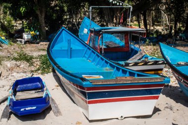 Koh Lanta, Tayland, 25 Aralık 2024 Tayland 'ın güney kıyısında geleneksel balıkçı teknesi. Balıkçılar yükselen gelgitin tekneleri alıp bütün gün işe gitmesini bekliyorlar..