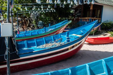 Koh Lanta, Tayland, 25 Aralık 2024 Tayland 'ın güney kıyısında geleneksel balıkçı teknesi. Balıkçılar yükselen gelgitin tekneleri alıp bütün gün işe gitmesini bekliyorlar..
