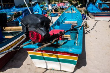 Koh Lanta, Tayland, 25 Aralık 2024 Tayland 'ın güney kıyısında geleneksel balıkçı teknesi. Balıkçılar yükselen gelgitin tekneleri alıp bütün gün işe gitmesini bekliyorlar..