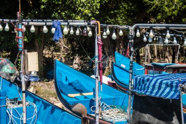 Koh Lanta, Tayland, 25 Aralık 2024 Tayland 'ın güney kıyısında geleneksel balıkçı teknesi. Balıkçılar yükselen gelgitin tekneleri alıp bütün gün işe gitmesini bekliyorlar..