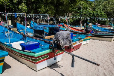 Koh Lanta, Tayland, 25 Aralık 2024 Tayland 'ın güney kıyısında geleneksel balıkçı teknesi. Balıkçılar yükselen gelgitin tekneleri alıp bütün gün işe gitmesini bekliyorlar..
