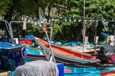 Koh Lanta, Tayland, 25 Aralık 2024 Tayland 'ın güney kıyısında geleneksel balıkçı teknesi. Balıkçılar yükselen gelgitin tekneleri alıp bütün gün işe gitmesini bekliyorlar..