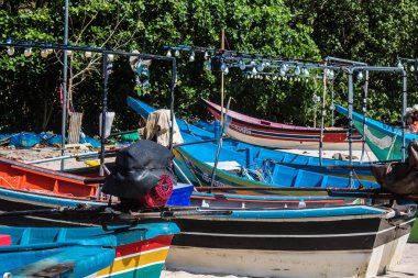 Koh Lanta, Tayland, 25 Aralık 2024 Tayland 'ın güney kıyısında geleneksel balıkçı teknesi. Balıkçılar yükselen gelgitin tekneleri alıp bütün gün işe gitmesini bekliyorlar..