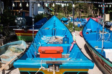 Koh Lanta, Tayland, 25 Aralık 2024 Tayland 'ın güney kıyısında geleneksel balıkçı teknesi. Balıkçılar yükselen gelgitin tekneleri alıp bütün gün işe gitmesini bekliyorlar..