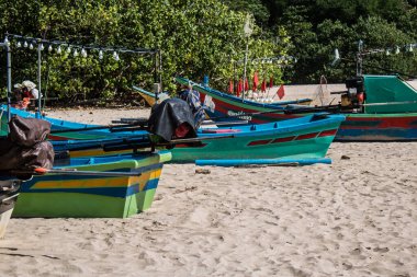 Koh Lanta, Tayland, 25 Aralık 2024 Tayland 'ın güney kıyısında geleneksel balıkçı teknesi. Balıkçılar yükselen gelgitin tekneleri alıp bütün gün işe gitmesini bekliyorlar..