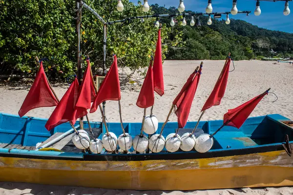 Koh Lanta, Tayland, 25 Aralık 2024 Tayland 'ın güney kıyısında geleneksel balıkçı teknesi. Balıkçılar yükselen gelgitin tekneleri alıp bütün gün işe gitmesini bekliyorlar..