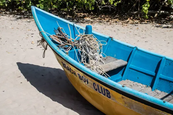 Koh Lanta, Tayland, 25 Aralık 2024 Tayland 'ın güney kıyısında geleneksel balıkçı teknesi. Balıkçılar yükselen gelgitin tekneleri alıp bütün gün işe gitmesini bekliyorlar..