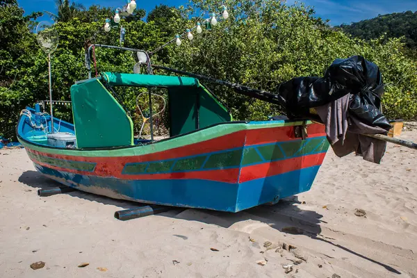 Koh Lanta, Tayland, 25 Aralık 2024 Tayland 'ın güney kıyısında geleneksel balıkçı teknesi. Balıkçılar yükselen gelgitin tekneleri alıp bütün gün işe gitmesini bekliyorlar..