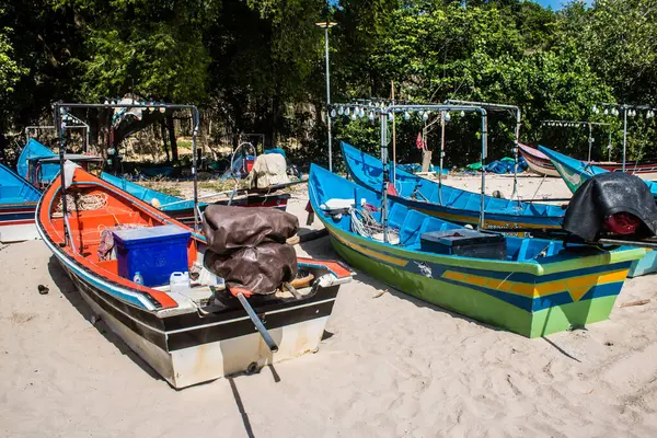Koh Lanta, Tayland, 25 Aralık 2024 Tayland 'ın güney kıyısında geleneksel balıkçı teknesi. Balıkçılar yükselen gelgitin tekneleri alıp bütün gün işe gitmesini bekliyorlar..