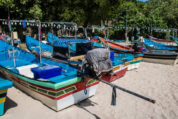 Koh Lanta, Tayland, 25 Aralık 2024 Tayland 'ın güney kıyısında geleneksel balıkçı teknesi. Balıkçılar yükselen gelgitin tekneleri alıp bütün gün işe gitmesini bekliyorlar..
