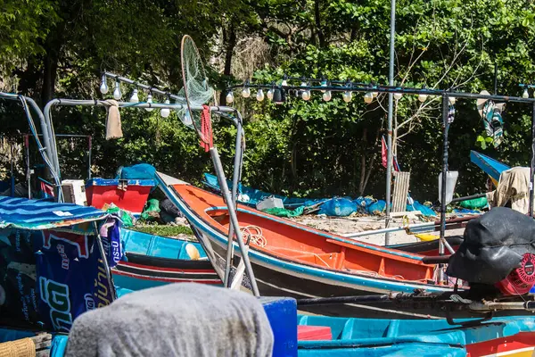 Koh Lanta, Tayland, 25 Aralık 2024 Tayland 'ın güney kıyısında geleneksel balıkçı teknesi. Balıkçılar yükselen gelgitin tekneleri alıp bütün gün işe gitmesini bekliyorlar..