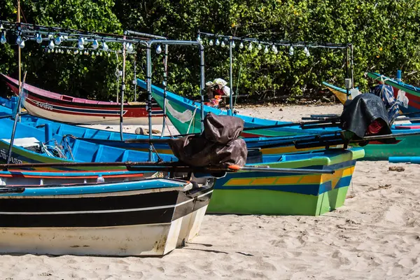 Koh Lanta, Tayland, 25 Aralık 2024 Tayland 'ın güney kıyısında geleneksel balıkçı teknesi. Balıkçılar yükselen gelgitin tekneleri alıp bütün gün işe gitmesini bekliyorlar..