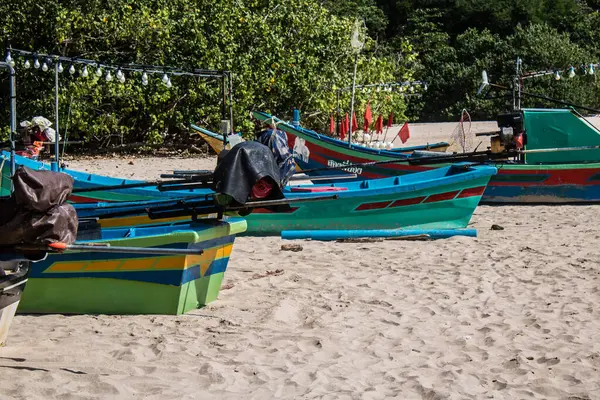 Koh Lanta, Tayland, 25 Aralık 2024 Tayland 'ın güney kıyısında geleneksel balıkçı teknesi. Balıkçılar yükselen gelgitin tekneleri alıp bütün gün işe gitmesini bekliyorlar..