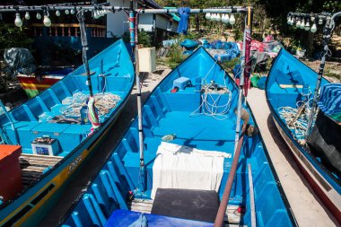 Koh Lanta, Tayland, 25 Aralık 2024 Tayland 'ın güney kıyısında geleneksel balıkçı teknesi. Balıkçılar yükselen gelgitin tekneleri alıp bütün gün işe gitmesini bekliyorlar..