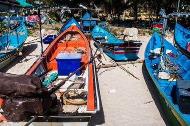 Koh Lanta, Tayland, 25 Aralık 2024 Tayland 'ın güney kıyısında geleneksel balıkçı teknesi. Balıkçılar yükselen gelgitin tekneleri alıp bütün gün işe gitmesini bekliyorlar..