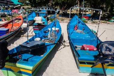 Koh Lanta, Tayland, 25 Aralık 2024 Tayland 'ın güney kıyısında geleneksel balıkçı teknesi. Balıkçılar yükselen gelgitin tekneleri alıp bütün gün işe gitmesini bekliyorlar..