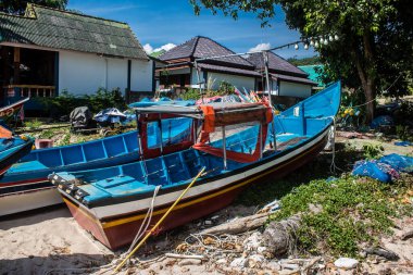 Koh Lanta, Tayland, 25 Aralık 2024 Tayland 'ın güney kıyısında geleneksel balıkçı teknesi. Balıkçılar yükselen gelgitin tekneleri alıp bütün gün işe gitmesini bekliyorlar..