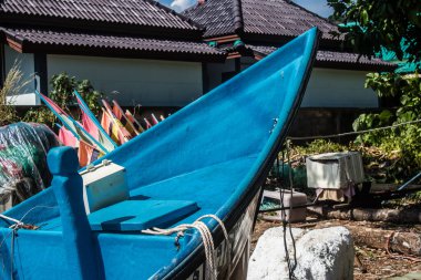 Koh Lanta, Tayland, 25 Aralık 2024 Tayland 'ın güney kıyısında geleneksel balıkçı teknesi. Balıkçılar yükselen gelgitin tekneleri alıp bütün gün işe gitmesini bekliyorlar..