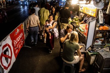 Bangkok, Tayland, 28 Kasım 2024 İnsanlar Çin Mahallesi 'ndeki ünlü gece pazarını ziyaret ediyor. Bölge canlı sokak hayatı, zengin kültür mirası ve hareketli gıda piyasalarıyla tanınıyor..