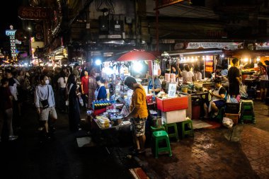 Bangkok, Tayland, 28 Kasım 2024 İnsanlar Çin Mahallesi 'ndeki ünlü gece pazarını ziyaret ediyor. Bölge canlı sokak hayatı, zengin kültür mirası ve hareketli gıda piyasalarıyla tanınıyor..