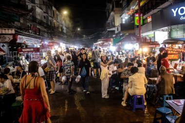 Bangkok, Tayland, 28 Kasım 2024 İnsanlar Çin Mahallesi 'ndeki ünlü gece pazarını ziyaret ediyor. Bölge canlı sokak hayatı, zengin kültür mirası ve hareketli gıda piyasalarıyla tanınıyor..