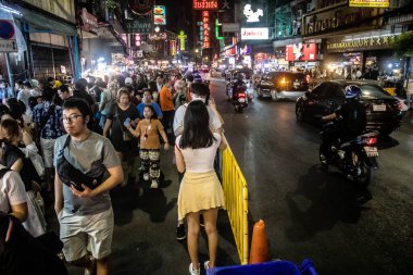 Bangkok, Tayland, 28 Kasım 2024 İnsanlar Çin Mahallesi 'ndeki ünlü gece pazarını ziyaret ediyor. Bölge canlı sokak hayatı, zengin kültür mirası ve hareketli gıda piyasalarıyla tanınıyor..