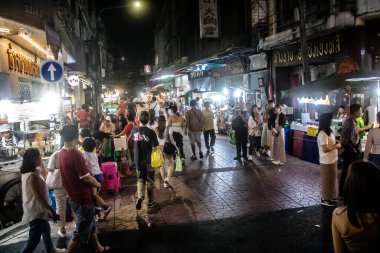 Bangkok, Tayland, 28 Kasım 2024 İnsanlar Çin Mahallesi 'ndeki ünlü gece pazarını ziyaret ediyor. Bölge canlı sokak hayatı, zengin kültür mirası ve hareketli gıda piyasalarıyla tanınıyor..