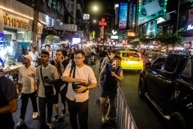 Bangkok, Tayland, 28 Kasım 2024 İnsanlar Çin Mahallesi 'ndeki ünlü gece pazarını ziyaret ediyor. Bölge canlı sokak hayatı, zengin kültür mirası ve hareketli gıda piyasalarıyla tanınıyor..