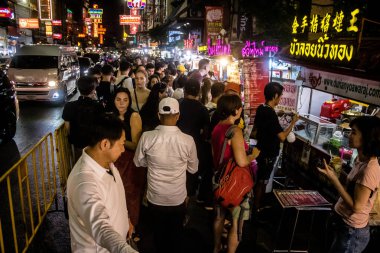Bangkok, Tayland, 28 Kasım 2024 İnsanlar Çin Mahallesi 'ndeki ünlü gece pazarını ziyaret ediyor. Bölge canlı sokak hayatı, zengin kültür mirası ve hareketli gıda piyasalarıyla tanınıyor..