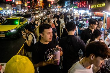 Bangkok, Tayland, 28 Kasım 2024 İnsanlar Çin Mahallesi 'ndeki ünlü gece pazarını ziyaret ediyor. Bölge canlı sokak hayatı, zengin kültür mirası ve hareketli gıda piyasalarıyla tanınıyor..