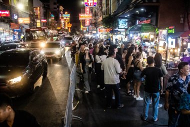 Bangkok, Tayland, 28 Kasım 2024 İnsanlar Çin Mahallesi 'ndeki ünlü gece pazarını ziyaret ediyor. Bölge canlı sokak hayatı, zengin kültür mirası ve hareketli gıda piyasalarıyla tanınıyor..