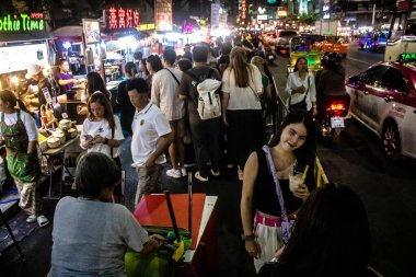 Bangkok, Tayland, 28 Kasım 2024 İnsanlar Çin Mahallesi 'ndeki ünlü gece pazarını ziyaret ediyor. Bölge canlı sokak hayatı, zengin kültür mirası ve hareketli gıda piyasalarıyla tanınıyor..