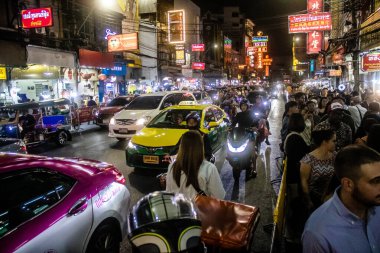 Bangkok, Tayland, 28 Kasım 2024 İnsanlar Çin Mahallesi 'ndeki ünlü gece pazarını ziyaret ediyor. Bölge canlı sokak hayatı, zengin kültür mirası ve hareketli gıda piyasalarıyla tanınıyor..