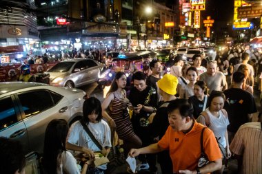 Bangkok, Tayland, 28 Kasım 2024 İnsanlar Çin Mahallesi 'ndeki ünlü gece pazarını ziyaret ediyor. Bölge canlı sokak hayatı, zengin kültür mirası ve hareketli gıda piyasalarıyla tanınıyor..