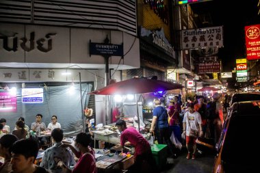 Bangkok, Tayland, 28 Kasım 2024 İnsanlar Çin Mahallesi 'ndeki ünlü gece pazarını ziyaret ediyor. Bölge canlı sokak hayatı, zengin kültür mirası ve hareketli gıda piyasalarıyla tanınıyor..
